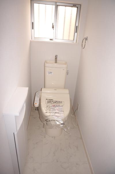 Toilet. Indoor (11 May 2013) Shooting