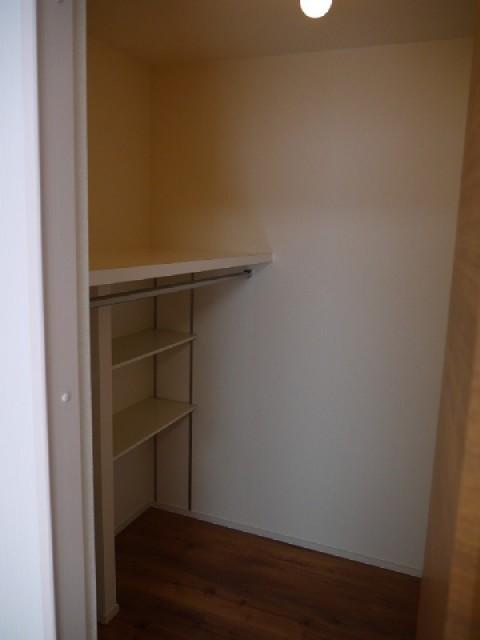 Receipt. 2 Pledge of walk-in closet