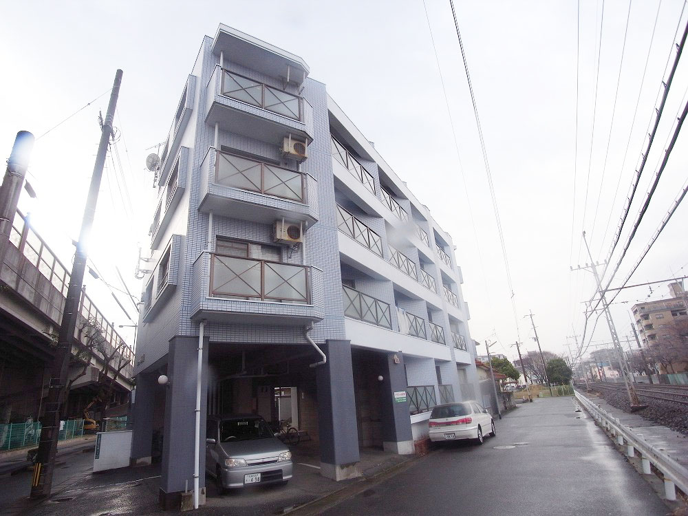 Building appearance. Express & within walking distance of the express train stop circle Futsukaichi Station