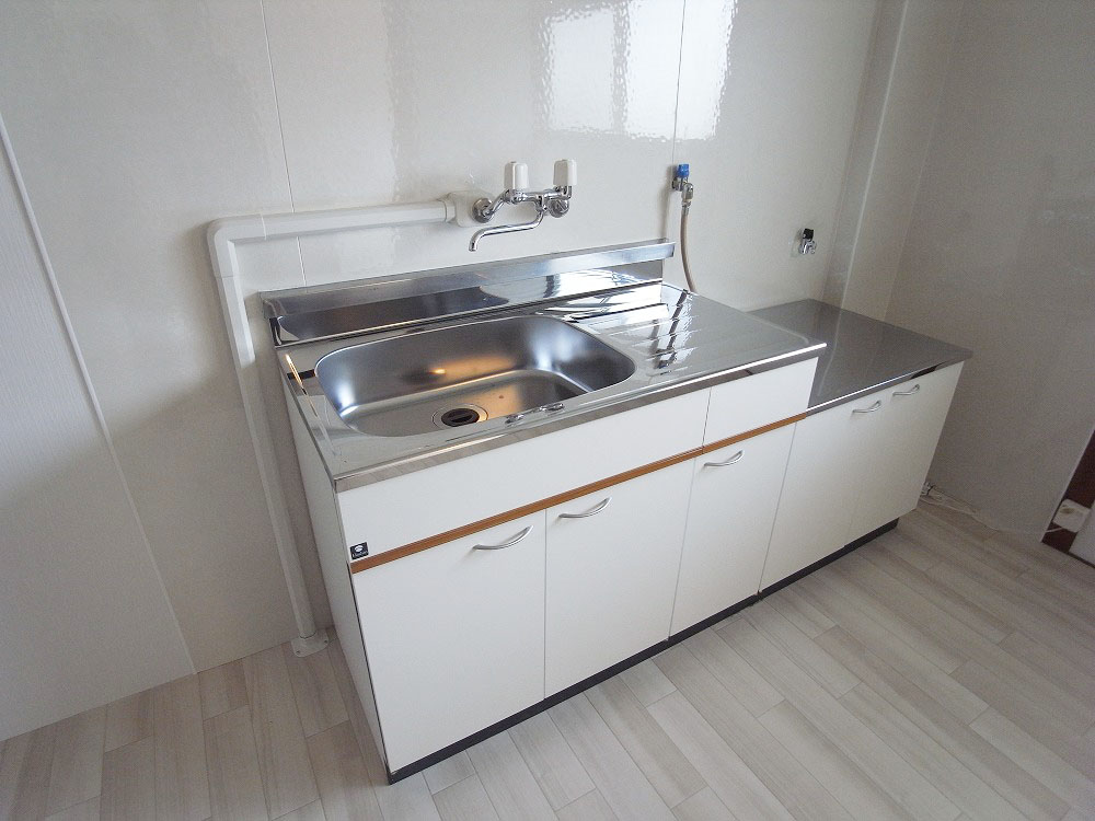 Kitchen. With hot water supply ・ Gas stove installation Allowed