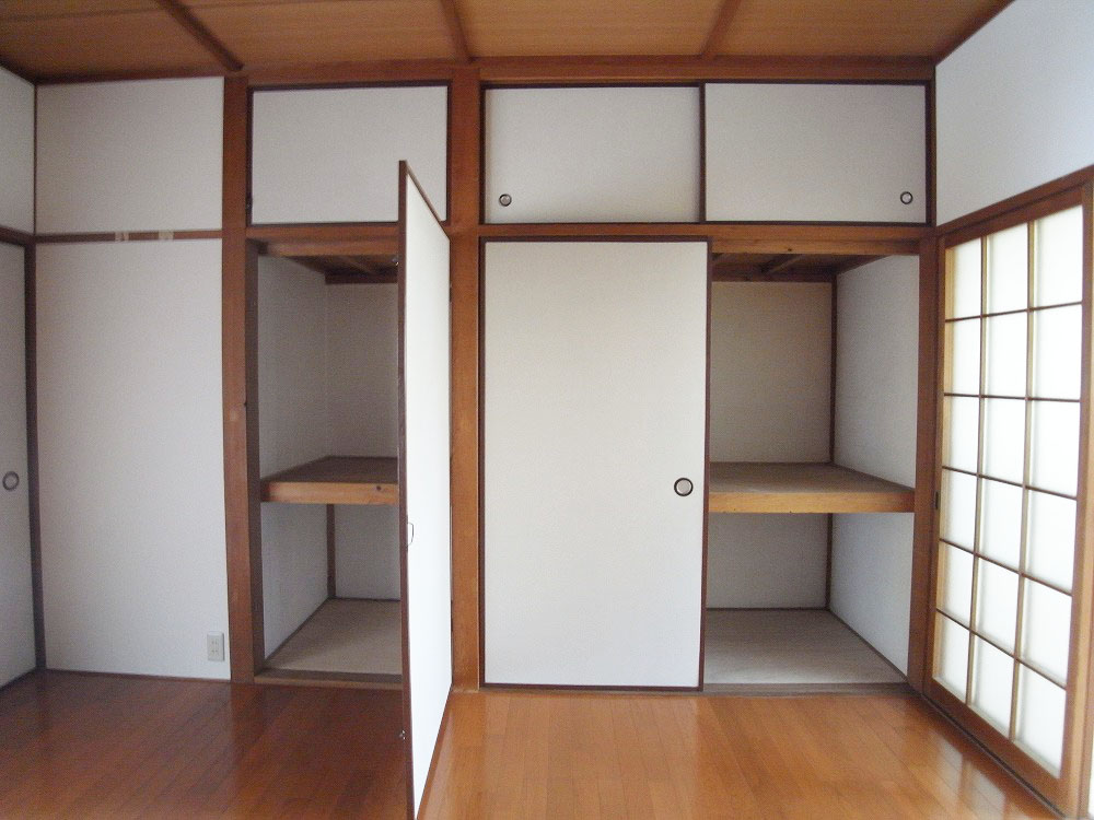 Receipt. Large-capacity storage space with the upper closet