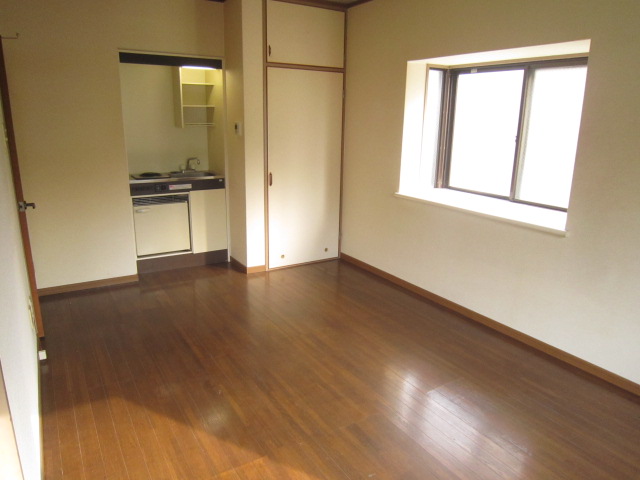 Living and room. Corner room with bay windows