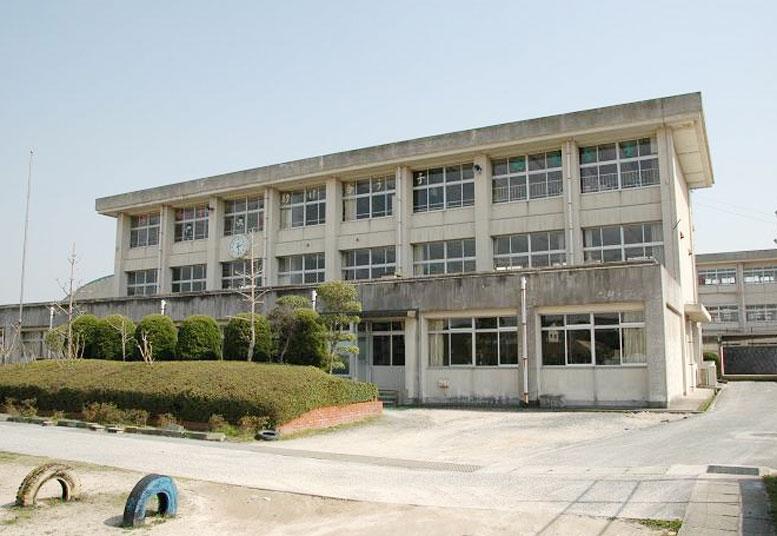 Primary school. Dazaifu Nishi Elementary School until the 1300m walk about 17 minutes