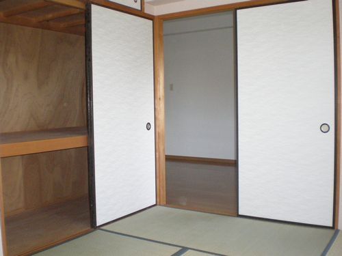 Living and room. Is a Japanese-style room. 