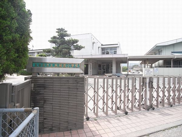 Primary school. Mizuki Nishi Elementary School until the (elementary school) 650m
