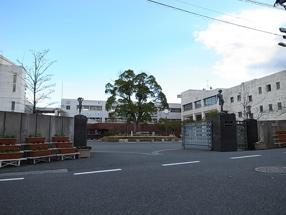 Junior high school. Dazaifu stand Dazaifu 1405m to the West Junior High School