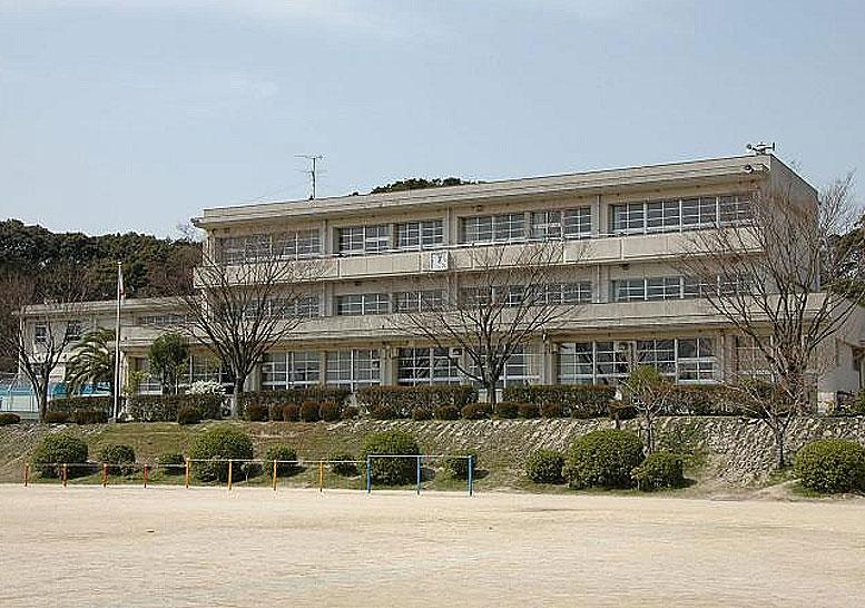 Primary school. Kokubu elementary school until the 850m walk about 11 minutes