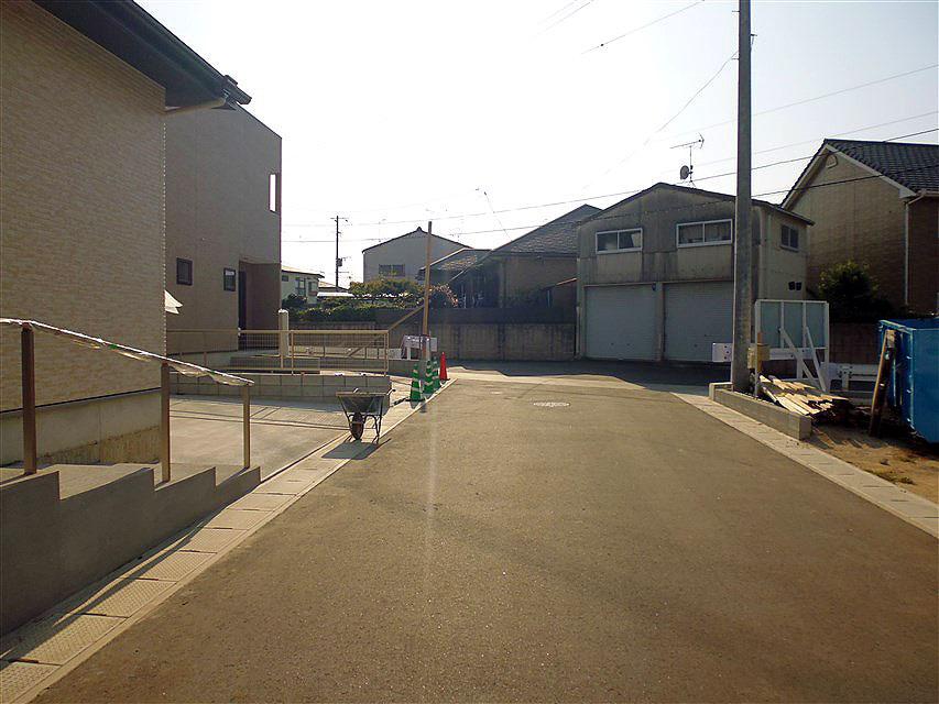 Local photos, including front road. Front road (width 6.0m)