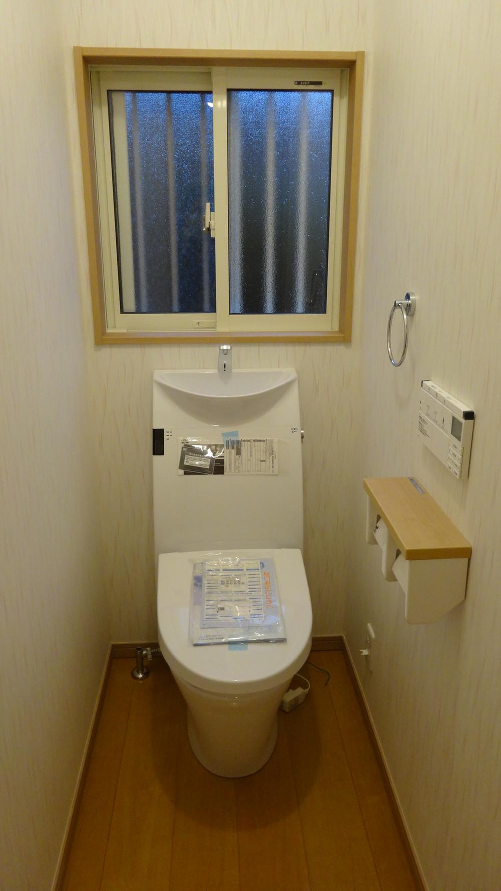 Toilet. Automatic opening and closing function with toilet (1F)
