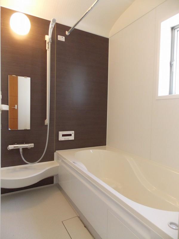 Same specifications photo (bathroom). 'm Bath spacious type firmly can stretch the legs (^^) / ~~~ Let's heal slowly tired body of the day (^_^) /