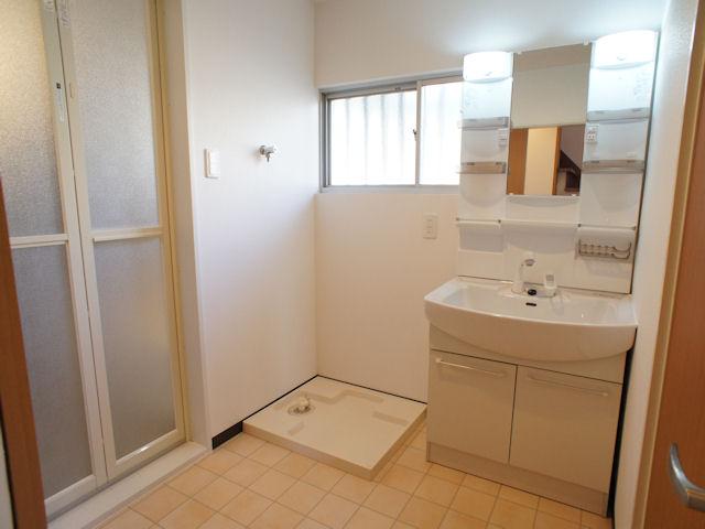 Wash basin, toilet. Indoor (12 May 2013) Shooting