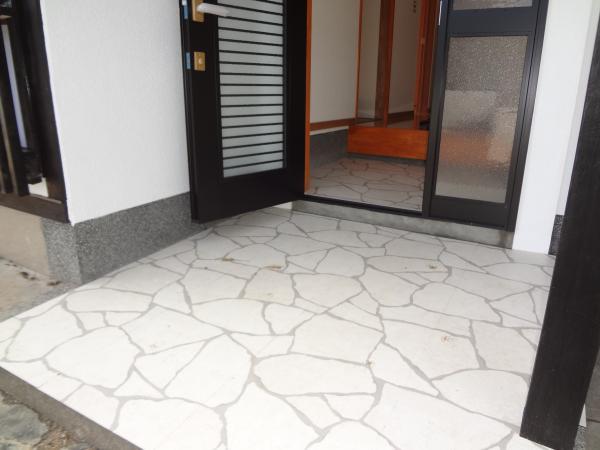 Entrance. Floor tile Chokawa