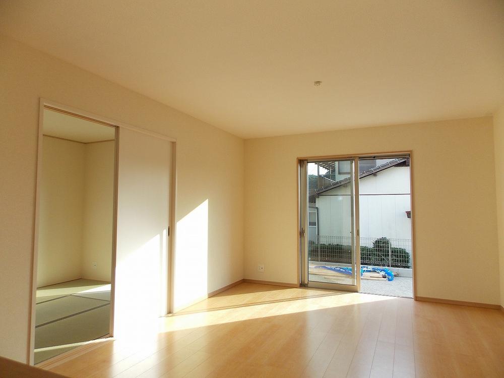 Living. LDK and the Japanese-style room is Tsuzukiai (^. ^) / ~~~ The living space of calm and close the partition door, Open and widely is transformed into open space (^_^) /