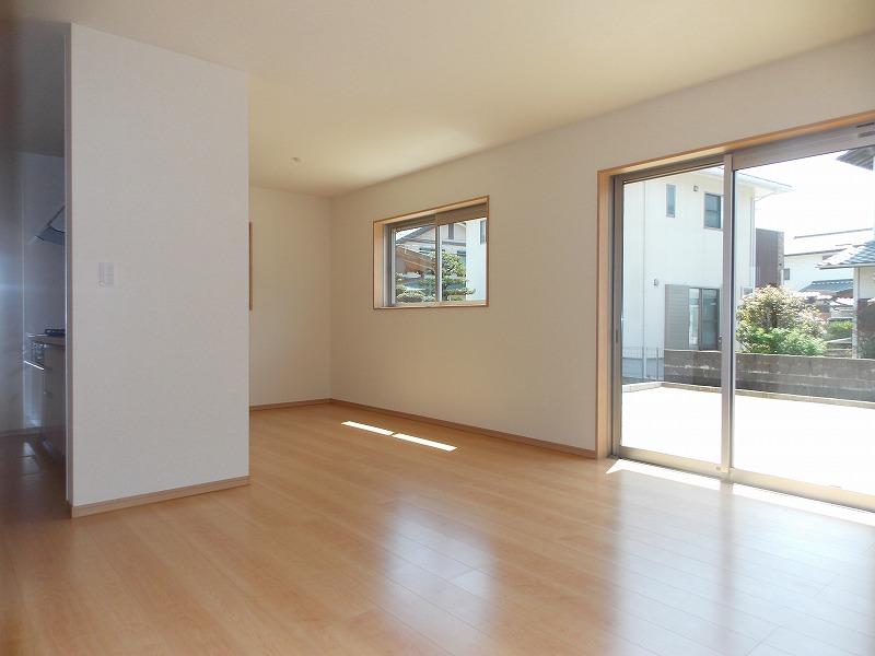 Same specifications photos (living). Since LDK is long from east to west, Plug is a wide range of positive from the south, (^_^) We become a bright day LDK from morning to evening /