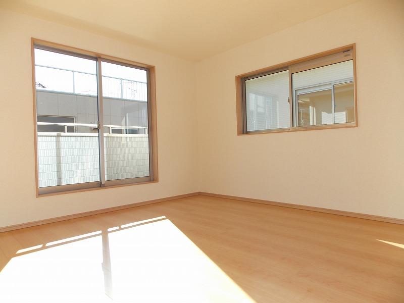 Same specifications photos (Other introspection). Western is. Since it is a two-sided lighting, Bright and airy is also good (^ _ ^) v