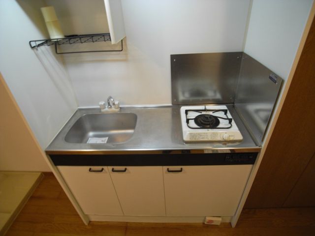 Kitchen. 1-neck is with a gas stove.
