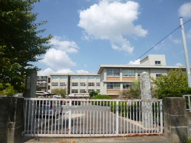 high school ・ College. Prefectural Tsukushi 1100m to the central high school