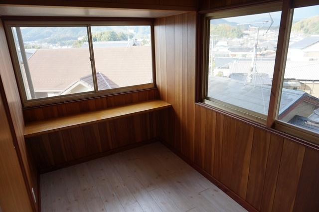 View photos from the dwelling unit. Is the view from the second floor! 