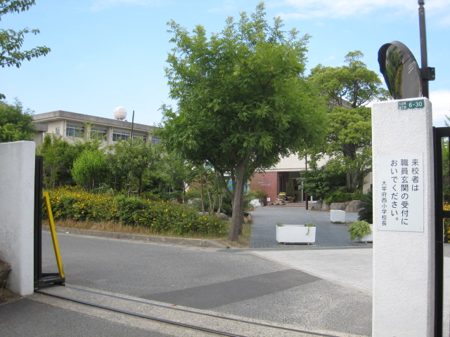 Primary school. Dazaifu Nishi Elementary School until the (elementary school) 470m