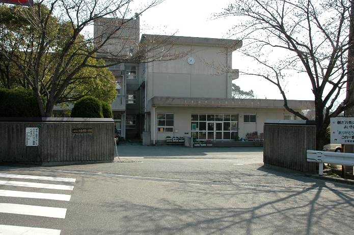 Primary school. Dazaifu 850m east to elementary school (elementary school)