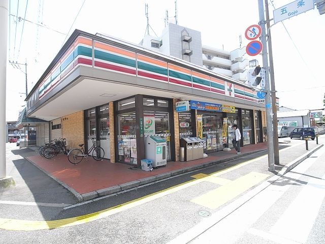 Convenience store. 530m to Seven-Eleven (convenience store)