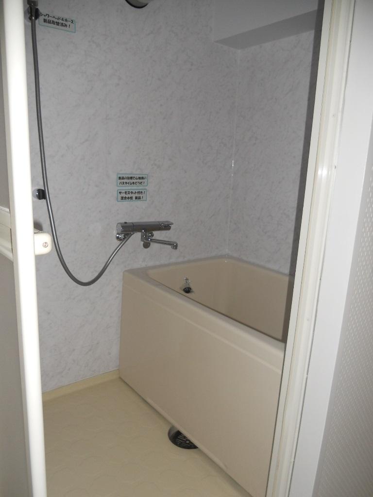 Bathroom. Bathtub new! Already replaced in Samosuttato faucet!