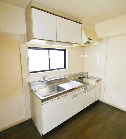 Kitchen. 2-neck is a gas stove can be installed