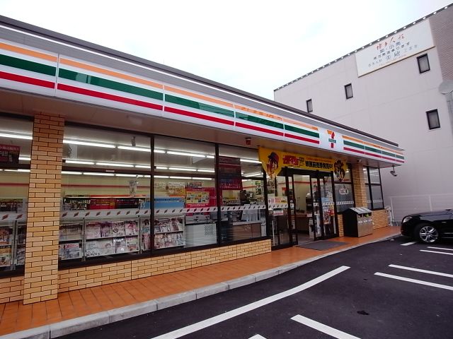 Convenience store. Seven-Eleven (convenience store) to 400m