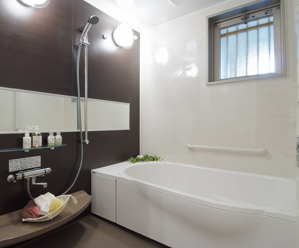 Bathing-wash room.  [Bathroom] All houses, It can be Komu takes the natural light and wind with a bathroom window. Also, Standard equipped with a slide bar and a large shower head that can be adjusted freely height (same specifications)
