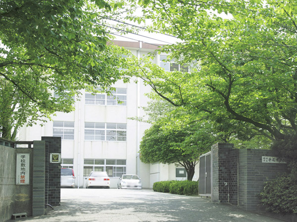 Surrounding environment. Ozasa walk 11 minutes to the elementary school (about 850m), Hirao 9-minute walk from the junior high school (about 680m) educational environment are enriched in (Photo Hirao junior high school)
