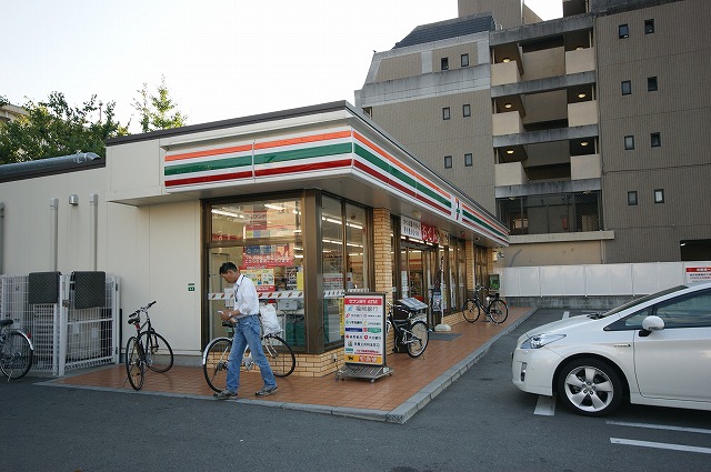 Convenience store. Seven-Eleven Fukuoka peace 5-chome up (convenience store) 382m