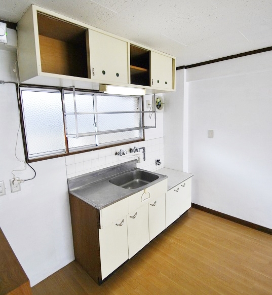 Kitchen. Two-burner stove can be installed