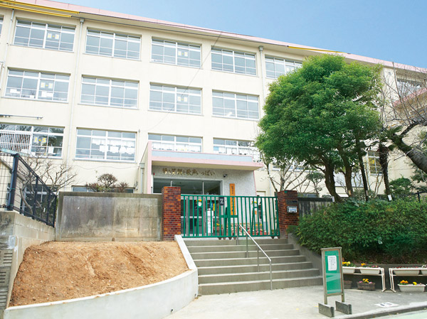 Surrounding environment. Fukuoka Municipal Hirao elementary school (about 690m / A 9-minute walk)