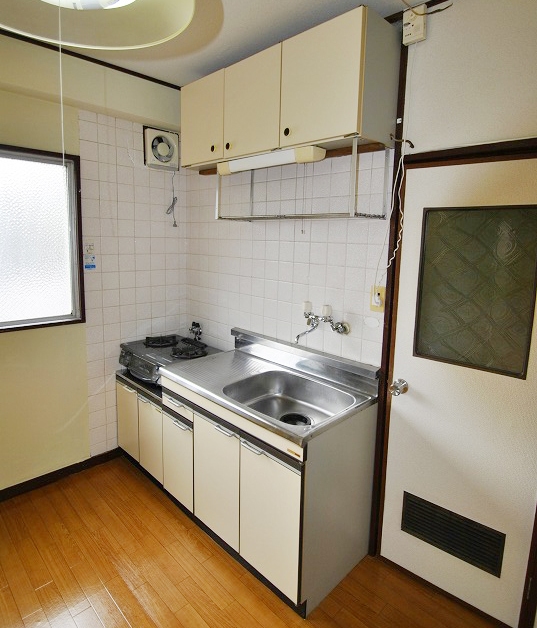 Kitchen. 2-neck is a gas stove can be installed