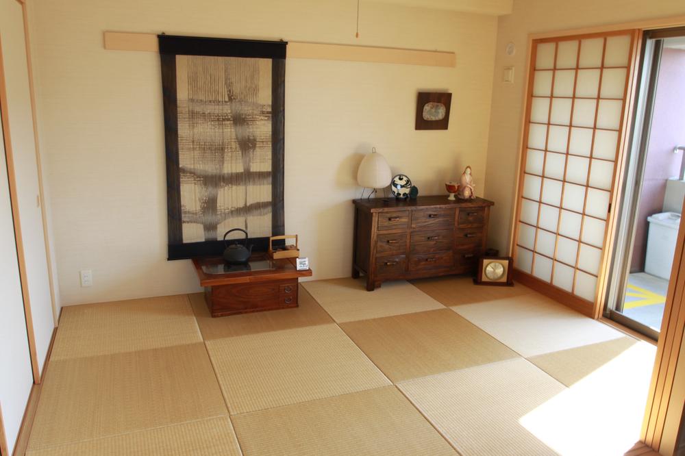 Non-living room. Warm room Japanese-style room with light and calm of the sun