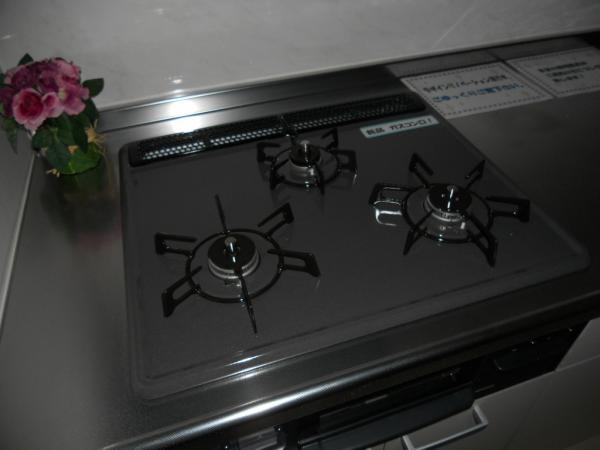 Kitchen. Cleaning Easy! 3-neck gas stove!