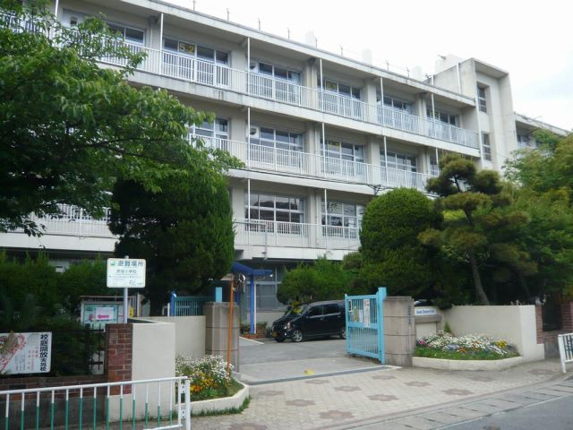 Primary school. 420m up to municipal Akasaka elementary school (elementary school)