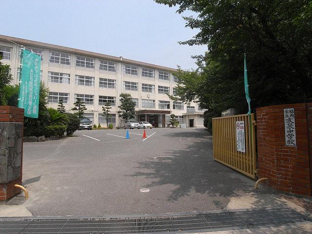 Junior high school. Fukuoka Tatsutomo 800m junior high school is also a 10-minute walk from the Izumi Junior High School