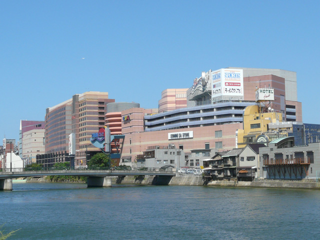 Shopping centre. Canal City Hakata to the (shopping center) 1400m