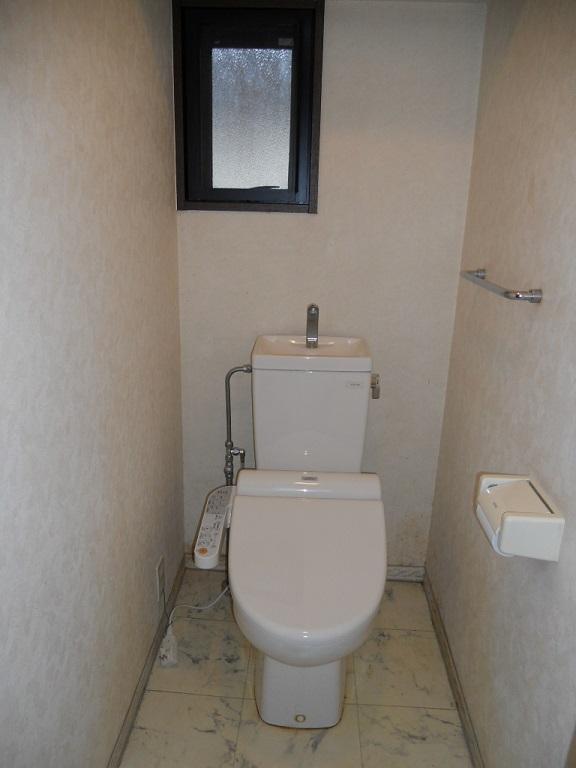 Toilet. Small window ・ With Washlet