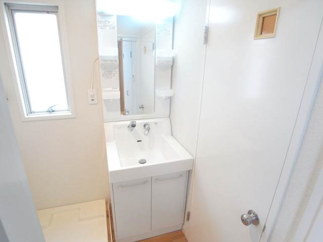 Washroom. Shampoo dresser with vanity dressing room