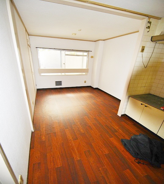Living and room. Within walking distance of the Akasaka Station