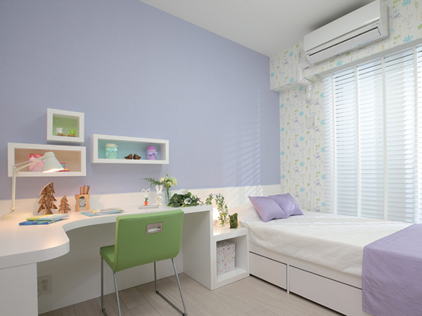 Interior.  [Children's room] Bright children's room can feel the nature of light, Perfect space to watch the growth of the child. So also is provided closet, You can put away the room and clean.