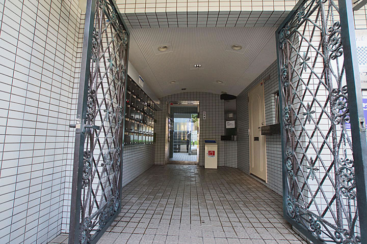 Building appearance. Entrance Entrance