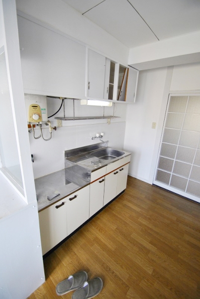 Kitchen. Two-burner stove installation Allowed