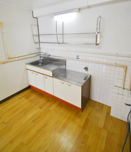 Kitchen. Two-burner stove installation Allowed