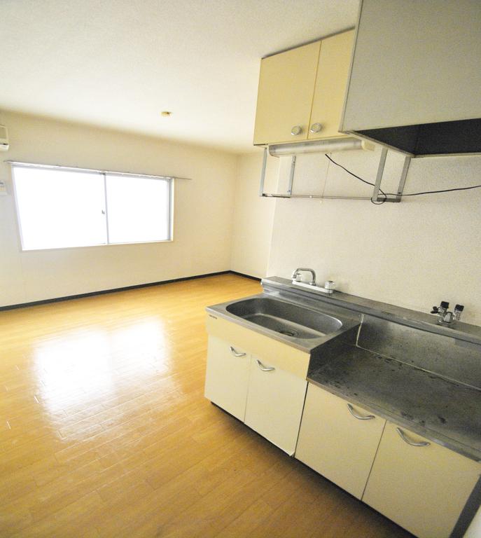 Living and room. Initial cost 100,000 yen or less