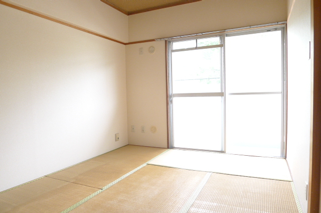 Other room space. Japanese-style room is located 6 Pledge are two rooms