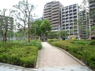 park. 20m to Nagahama Park (park)