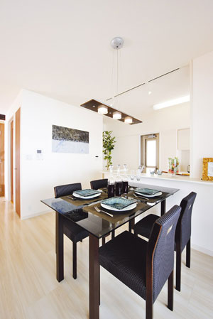 Living.  [Open dining ・ kitchen] Counter kitchen and living ・ By integrating the dining, It is born full of open feeling of space. further, Providing a back door that you can enter and exit to the balcony bright kitchen, It facilitates the housework. Bright dining ・ Kitchen will keep you deepen the reunion of the family. (Mansion Gallery)